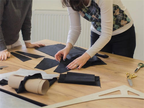 如何定制合身廠服?